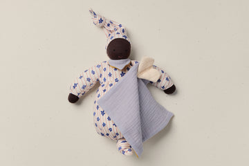 Muñeca Waldorf Compañera Flor · Piel Oscura