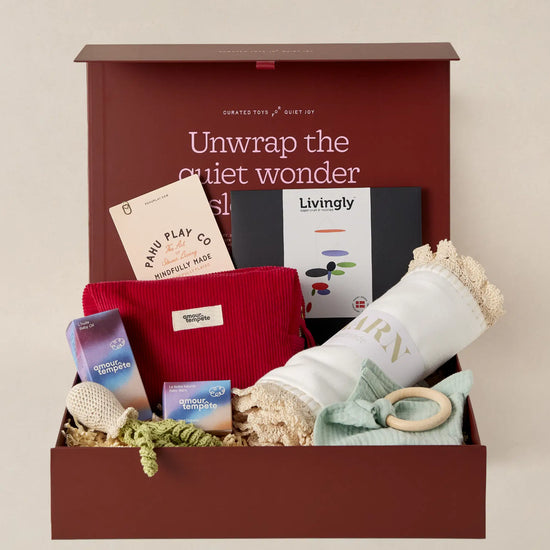 Pahu 0 to 2 months Montessori baby box with muslin blanket, crochet octopus rattle and paper mobile